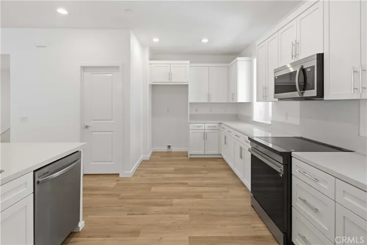 Large Kitchen with walk-in pantry