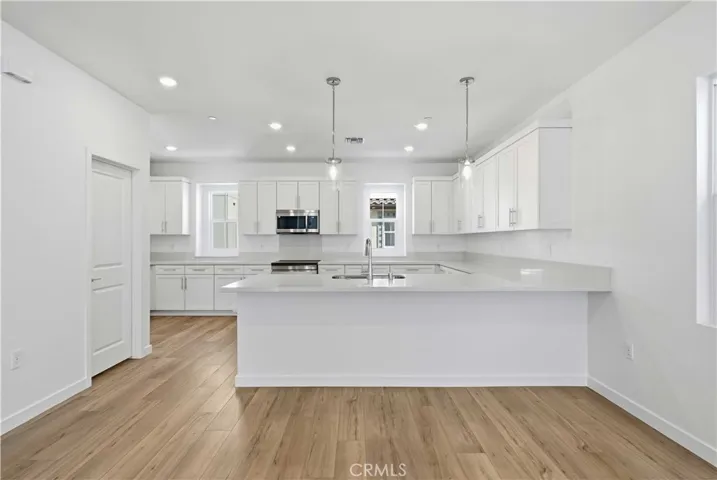 Kitchen with peninsula Island and pendant lighting