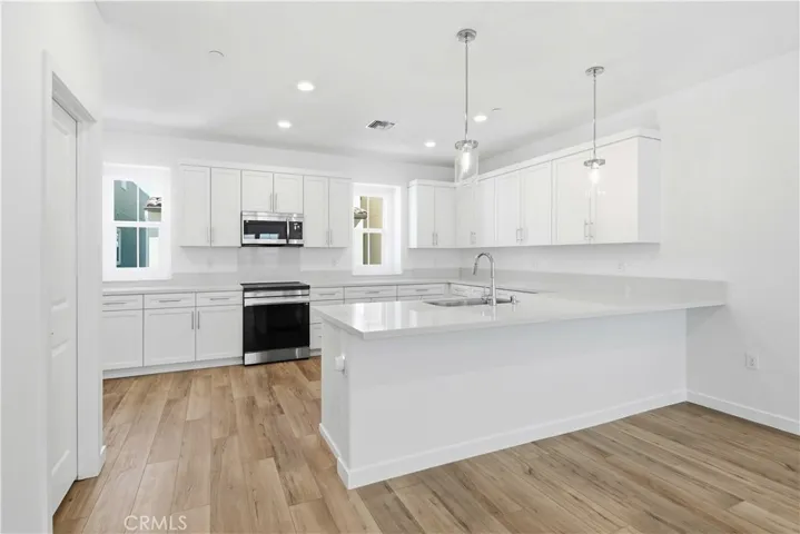 Kitchen with peninsula Island and pendant