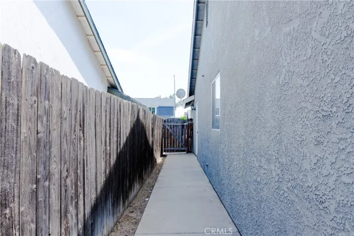 Side Gate