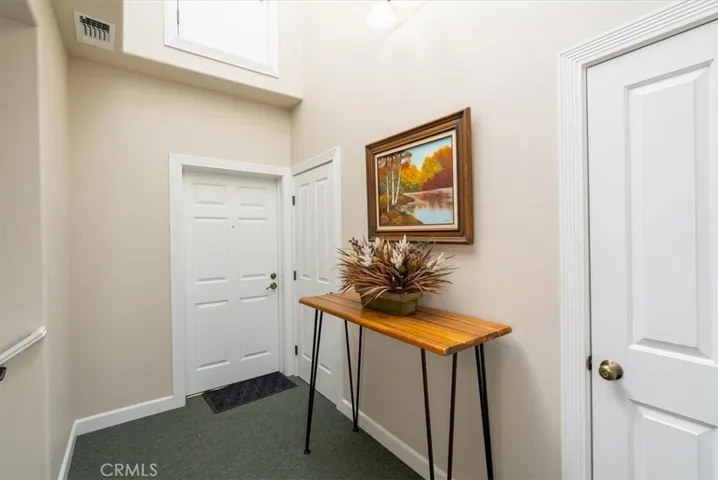 COMMON FOYER BETWEEN UPSTAIRS APARTMENTS