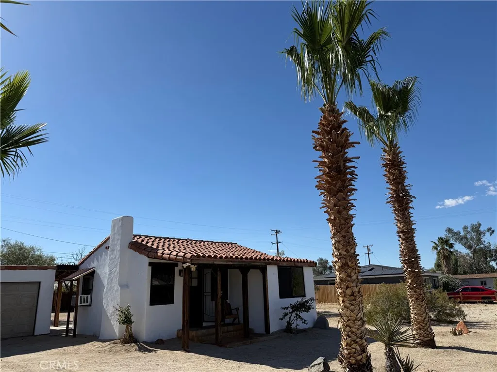 Close to shopping and downtown conveniently located with an easy commute to the base or the national park