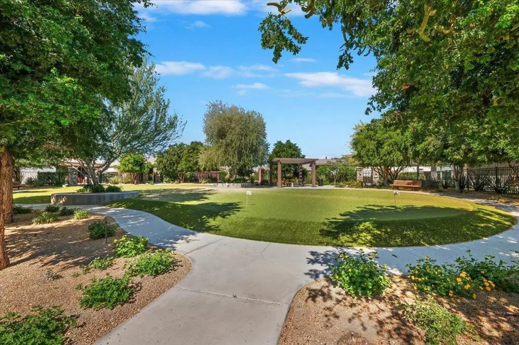 Community Putting Green Community Putting Green