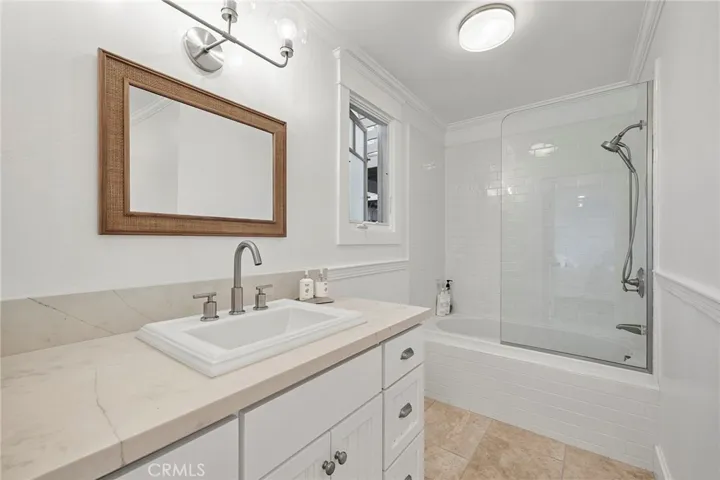 En-suite bath to primary bedroom #2