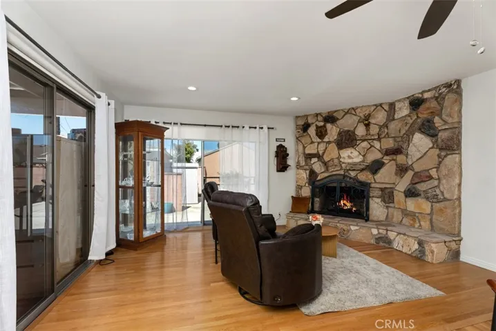 Fireplace sitting area (flames virtual)
