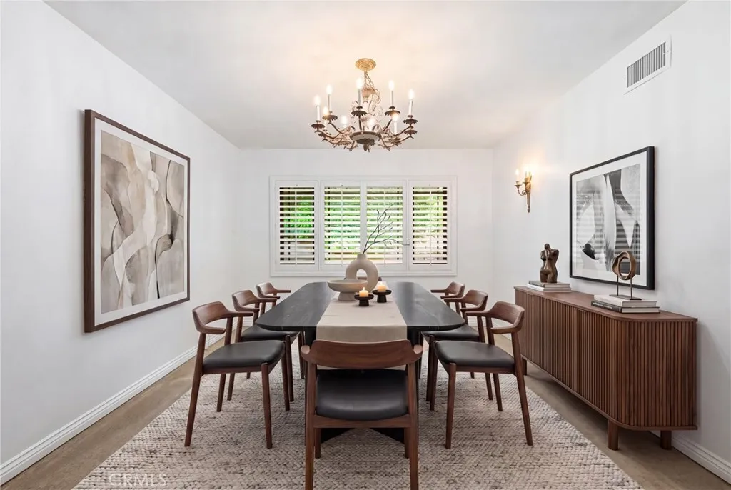 Virtualy staged dining room