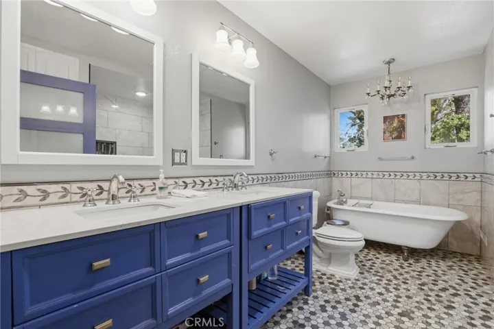 Guest Bath Claw Tub