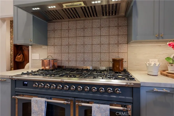 The unique custom tile is the perfect backdrop for the stunning ILVE Nostalgie II range that combines classic Italian craftsmanship with modern professional-grade performance.