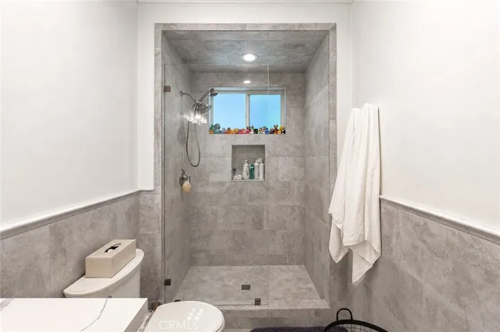 This bathroom is between the 2 bedrooms.