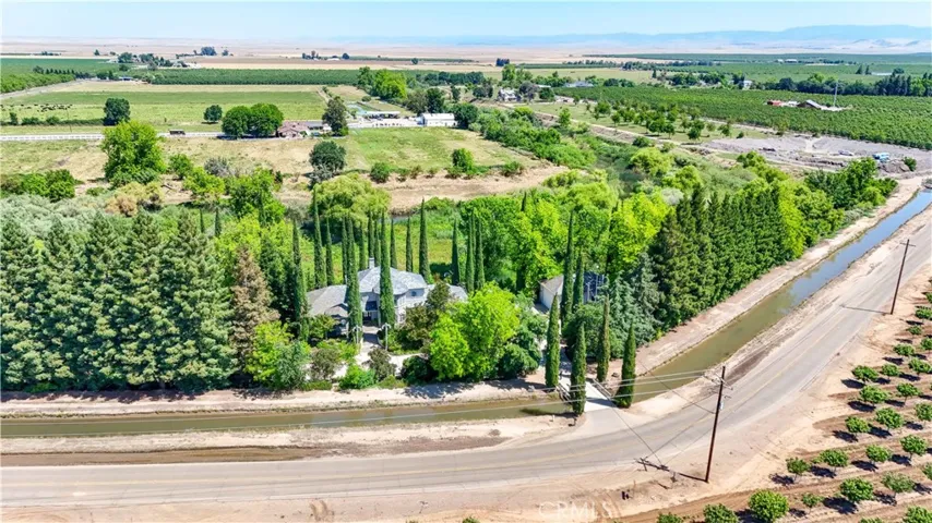 Just cross over the bridge for MID  canal water to get to your private 
Pristine Retreat.