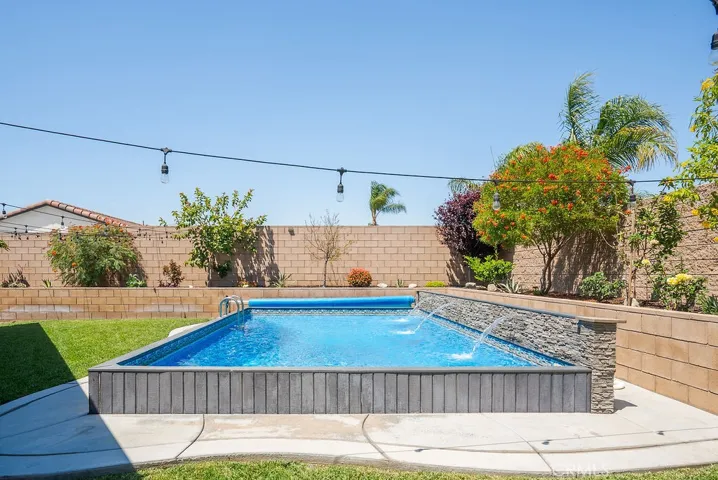 Pool comes with a cover!