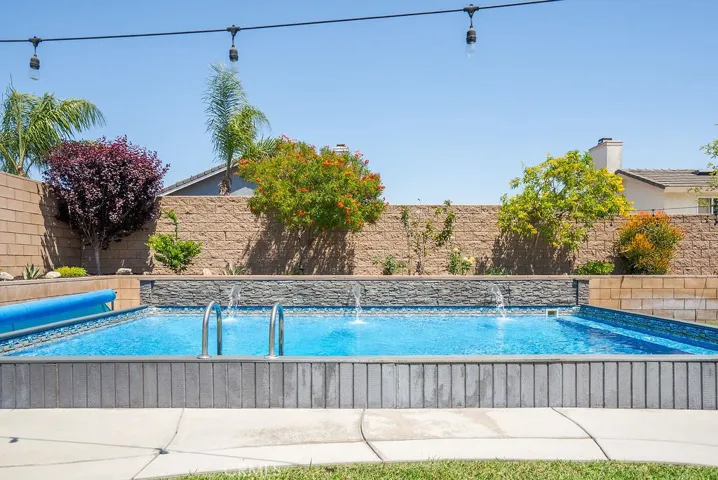 3-5 foot deep pool that slopes downward gradually