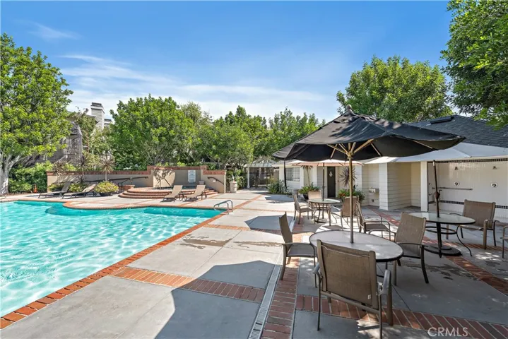 Outdoor showers & BBQ area