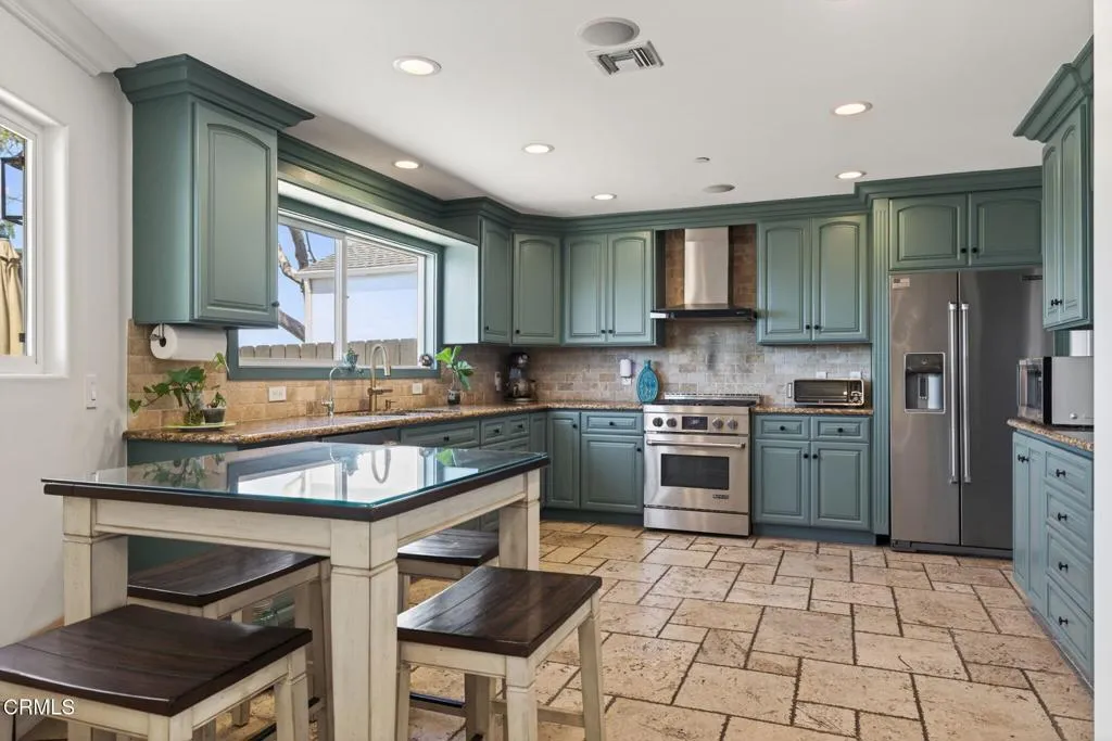 33-web-or-mls-UpmarketMedia-2180Vis-025
