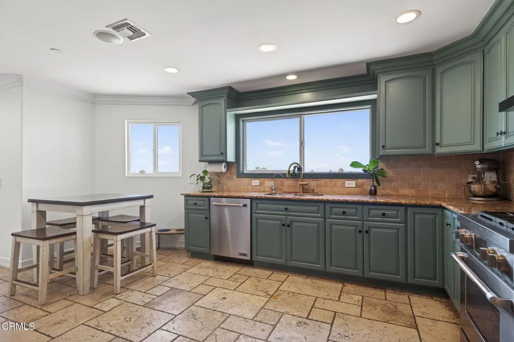 37-web-or-mls-UpmarketMedia-2180Vis-031
