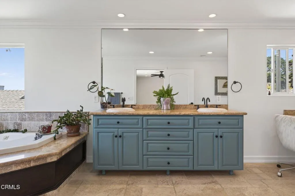 44-web-or-mls-UpmarketMedia-2180Vis-183