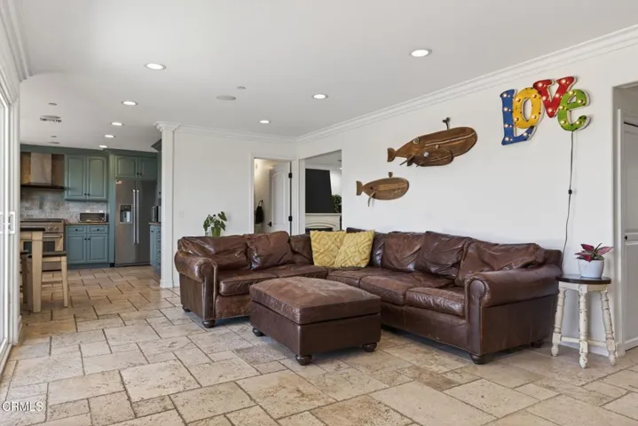 32-web-or-mls-UpmarketMedia-2180Vis-121