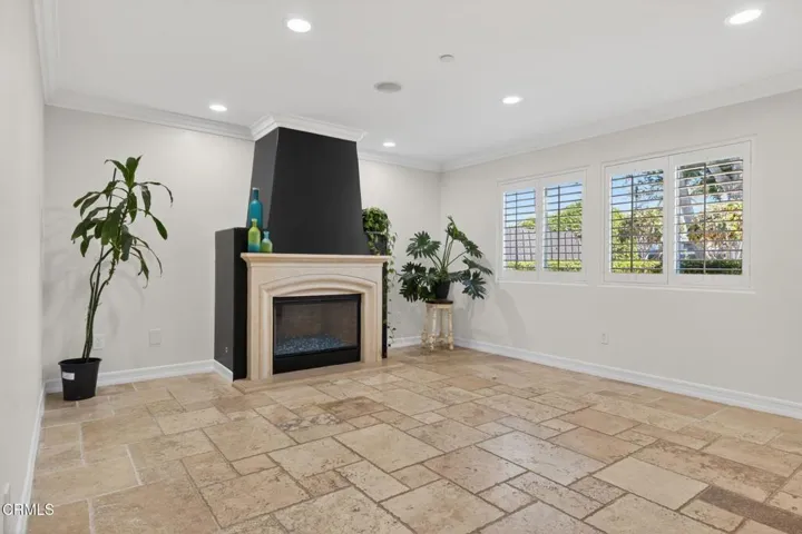 24-web-or-mls-UpmarketMedia-2180Vis-011