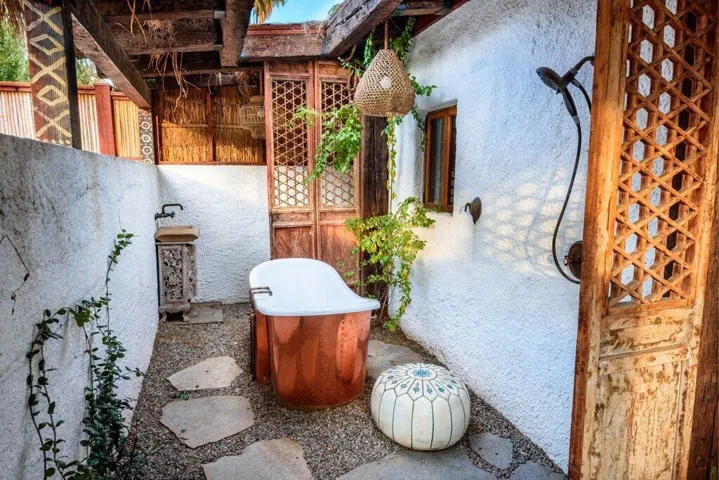SA - 28.jpg-outside bathtub