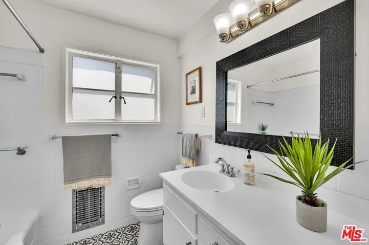 5226 Village Green, Los Angeles, California 90016