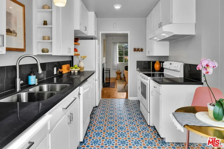 5226 Village Green, Los Angeles, California 90016