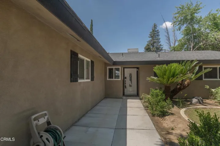 09_front_exterior_8