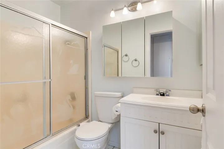 Hall bathroom.