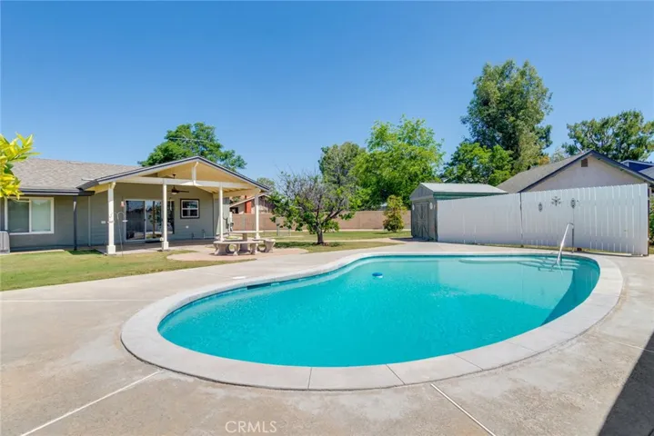 Sparkling pool, perfect for those hot summer days!