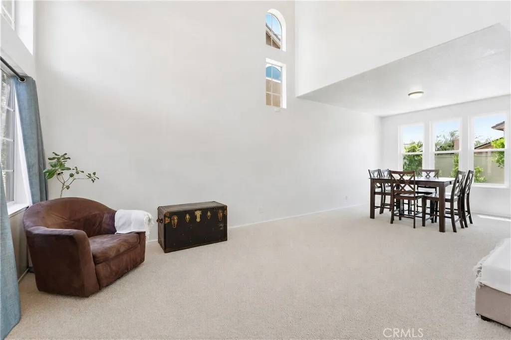 LIVING ROOM/DINING ROOM