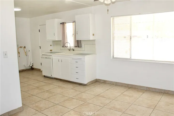 Dining/kitchen