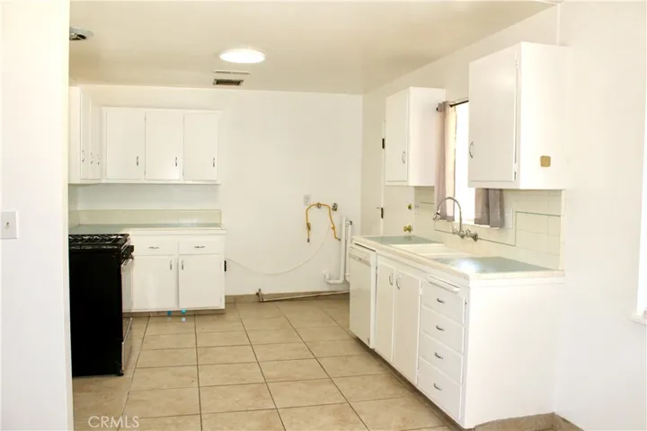 Kitchen with laundry hookups