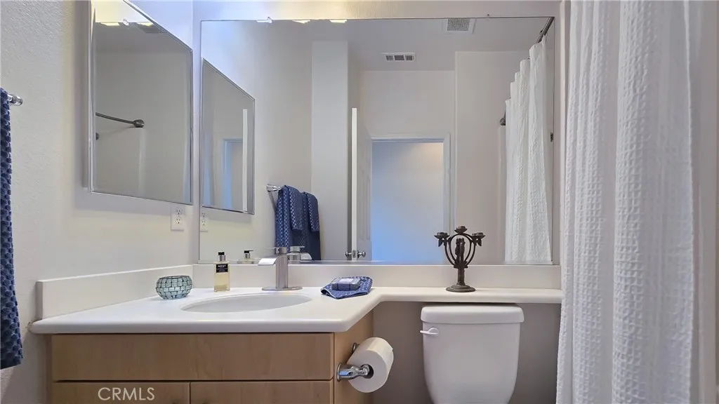 Full bath off hallway