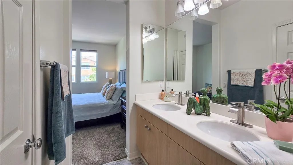 dual sinks in primary bath