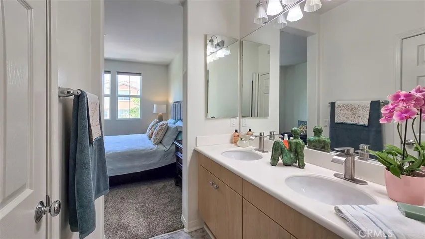 dual sinks in primary bath