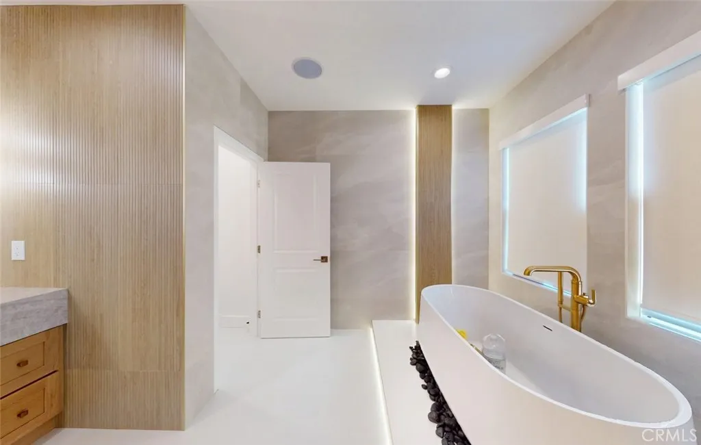 Freestanding Soaking Tub