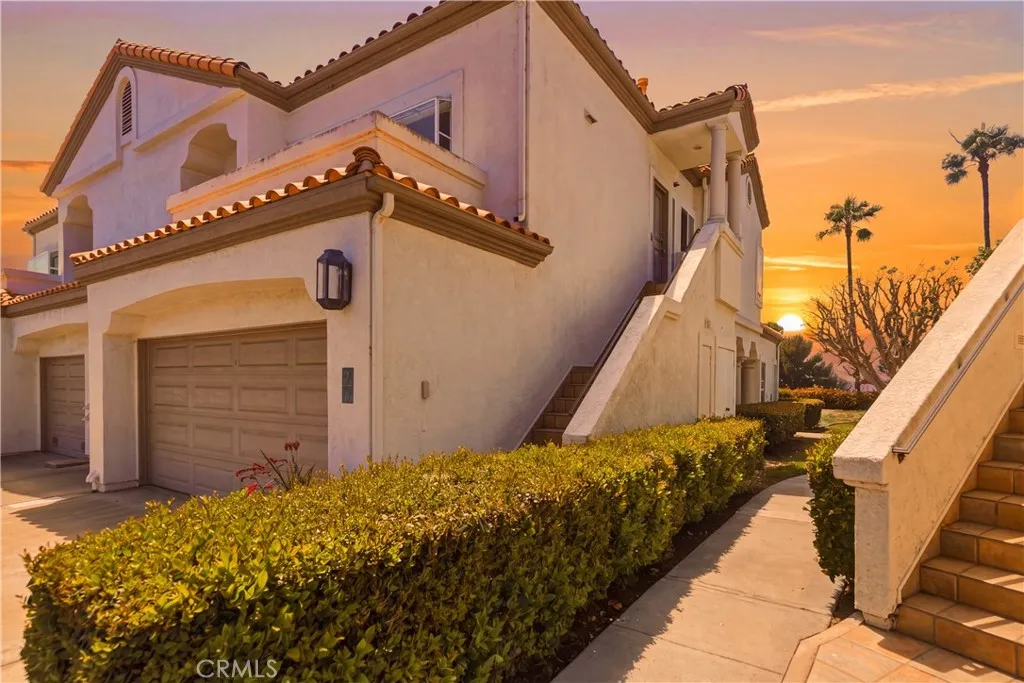 7 Wimbledon Court, Upstairs Unit with 2 car garage below -Virtual Sunset (see original photo)