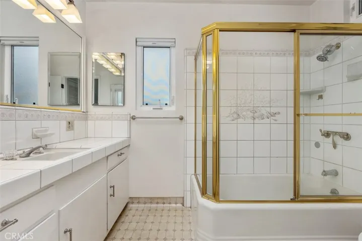 Upstairs Full Bathroom