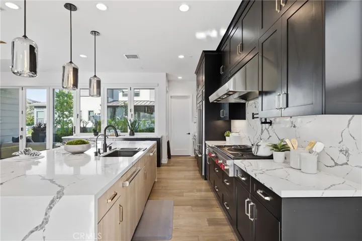Modern Kitchen w/ Walk/In Pantry