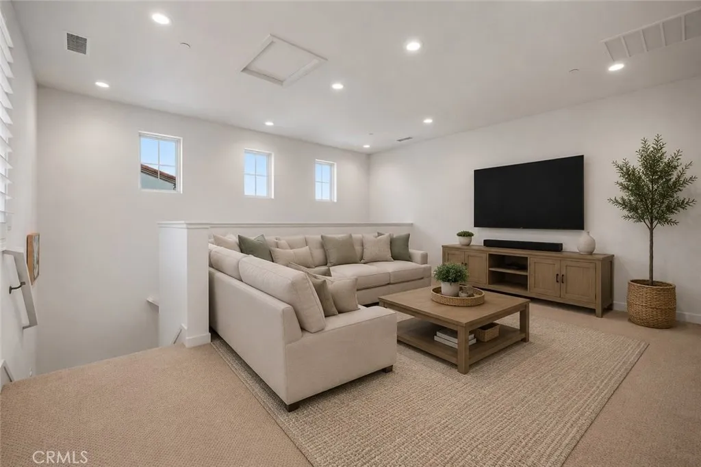2nd Floor Loft - virtually staged