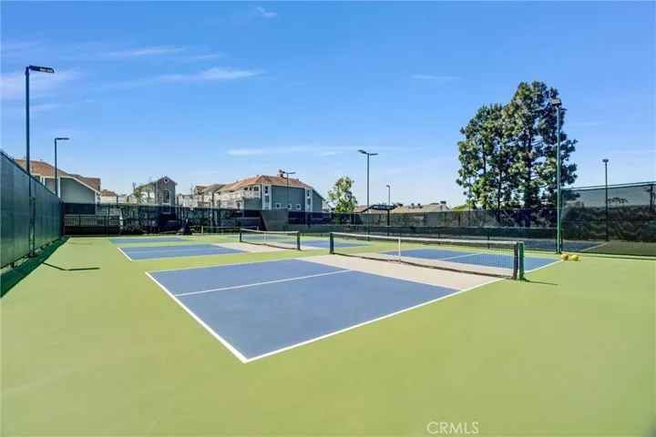 Well lit tennis courts, easy to have an evening game!