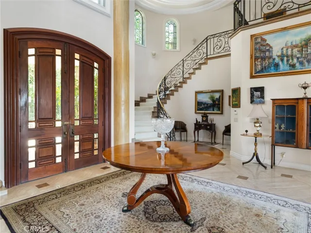 6000 Foyer