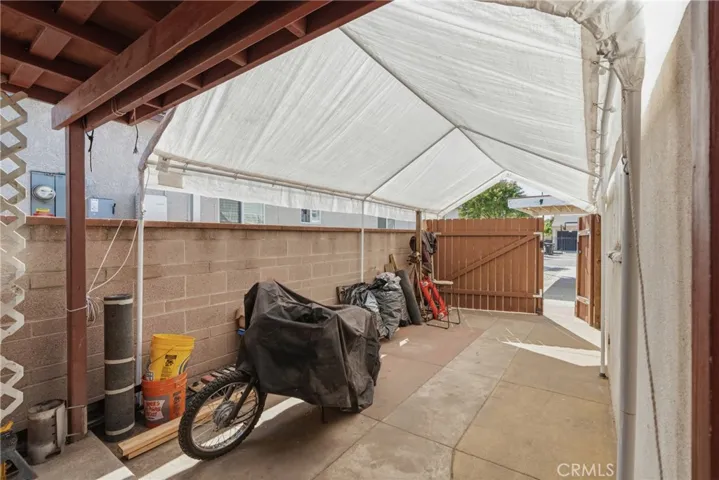 driveway entrance and access to detach garage