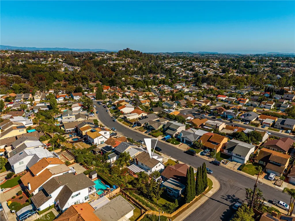 Love Mission Viejo  neighborhood with well cared for homes snuggled into the Valley.