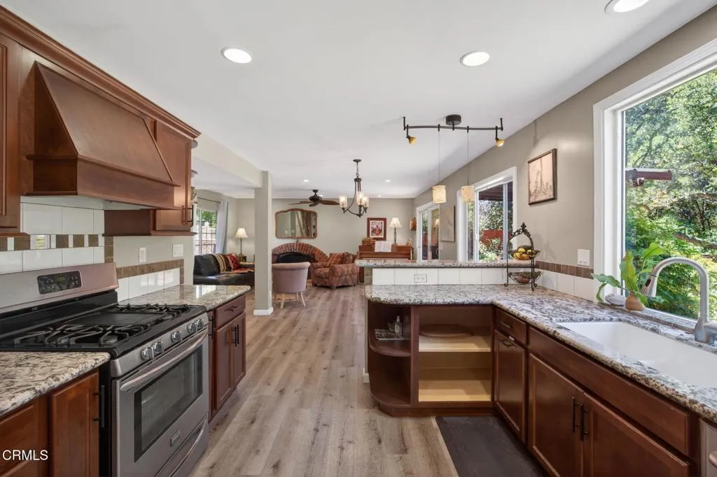 18-web-or-mls-Upmarketmedia_883Mor-046