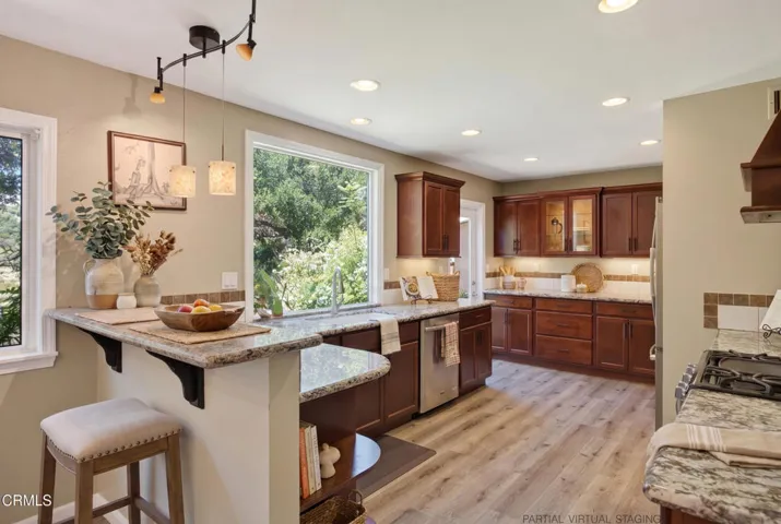 15-web-or-mls-upmarketmedia_883mor-052_r