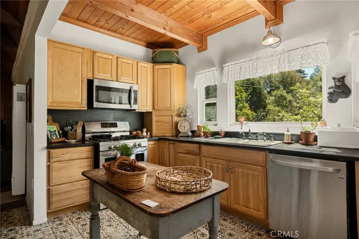 482 Zuger Court, Crestline, California 92325