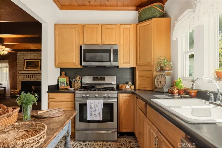 482 Zuger Court, Crestline, California 92325