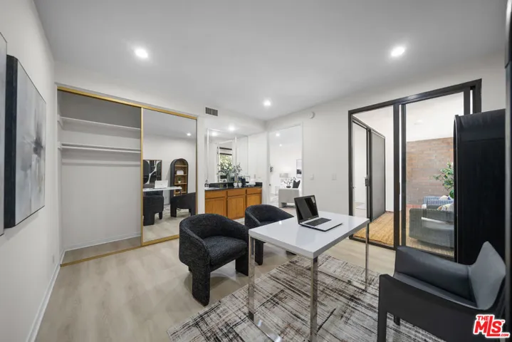3rd Room/Den