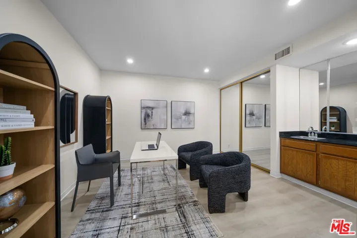 3rd Room/Den