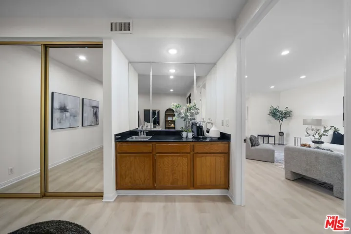 3rd Room/Den